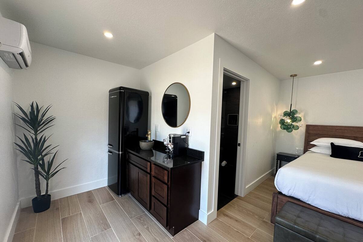 14 Grove | Desk, laptop workspace, WiFi (free), individually decorated