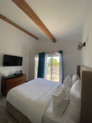 Comfort Double Room, Balcony, Garden View | Free WiFi - OBAINSOLEIL (Bourg-Saint-Andéol)