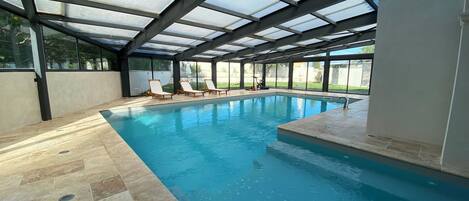 Piscine couverte, parasols de plage, chaises longues