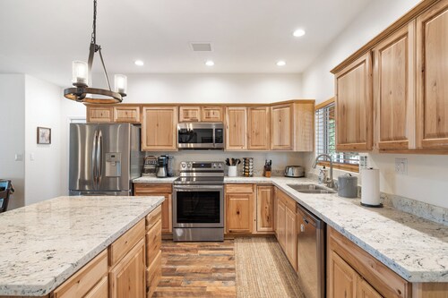 Charming 2-bedroom Cabin with WiFi, Wood Stove and AC in serene Heber-Overgaard!