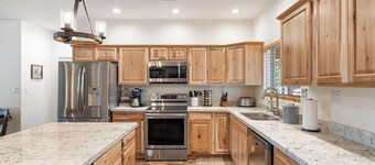 Charming 2-bedroom Cabin with WiFi, Wood Stove and AC in serene Heber-Overgaard!