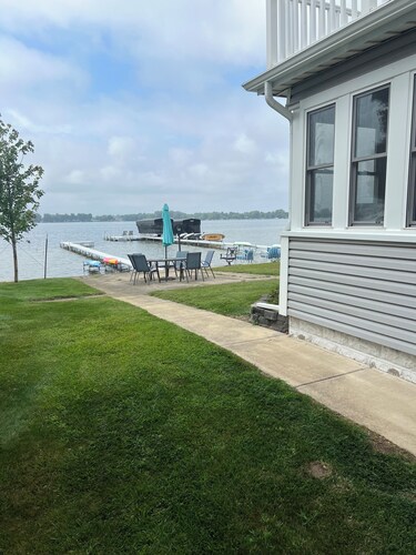 Charming Beachfront 4-bedroom cottage with WiFi, AC in Coldwater