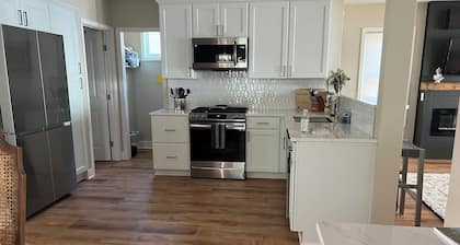 Charming Beachfront 4-bedroom cottage with WiFi, AC in Coldwater
