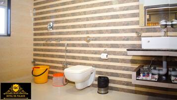 이그제큐티브 더블룸 또는 트윈룸, 시내 전망 | 욕실 | 샤워 시설, 무료 세면용품, 헤어드라이어, 타월