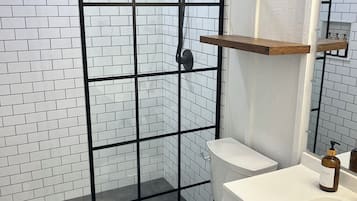 Een douche, handdoeken, zeep, shampoo