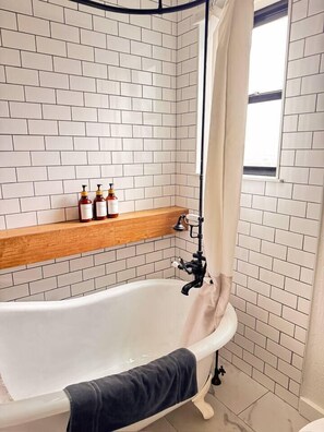 Shower, hair dryer, towels, soap - Caribou Cabin- 180 Acre Nature Retreat (Meramec Township)