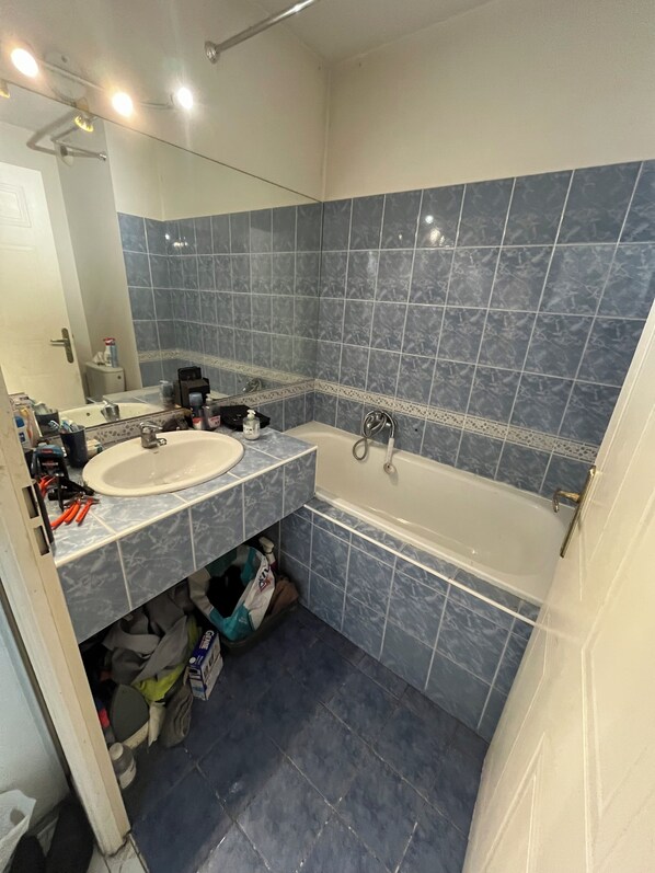 Bathroom - T2 with terrace, swimming pool, secure residence in Mandelieu close to the sea (Mandelieu-la-Napoule)