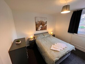 3 chambres, fer et planche à repasser, Wi-Fi, draps fournis