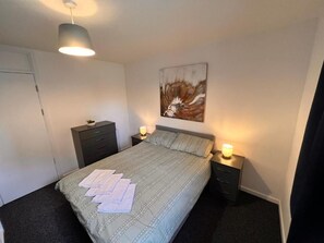 3 chambres, fer et planche à repasser, Wi-Fi, draps fournis