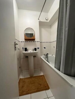Sèche-cheveux, serviettes fournies, savon, papier toilette