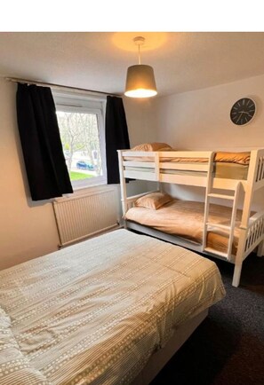 3 chambres, fer et planche à repasser, Wi-Fi, draps fournis