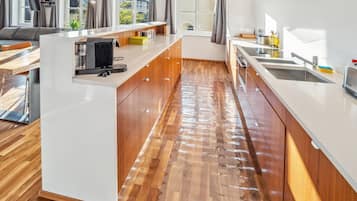 Kühlschrank, Mikrowelle, Herdplatte, Geschirrspüler
