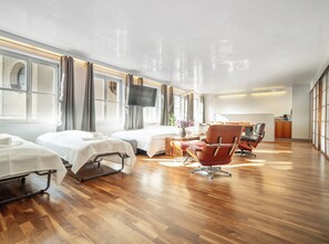 1 quarto, cofres nos quartos, ferros/tábuas de passar roupa