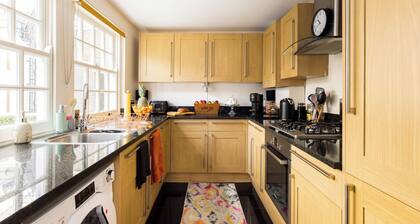 Mayfair 9-bed Townhouse - Sleeps 16, Patio & Ac