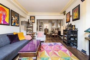 House | Living area | TV - Mayfair 9-bed Townhouse - Sleeps 16, Patio & Ac (London)