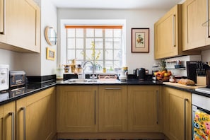 House | Private kitchen | Fridge, microwave, oven, stovetop - Mayfair 9-bed Townhouse - Sleeps 16, Patio & Ac (London)