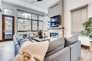 Smart TV, fireplace - Riverfront Townhome 13 (Avon)