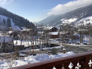 A snowy mountain village with buildings and a road. - Wifi, 200m from ski lifts, 1st floor, balcony, parking, tv, 49m², Le Grand Bornand (Le Grand-Bornand)
