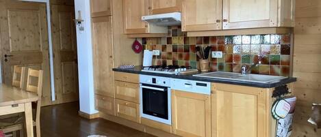 Réfrigérateur, four à micro-ondes, un four, lave-vaisselle