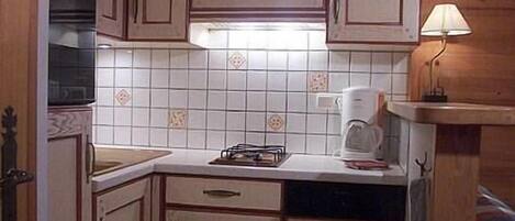 Réfrigérateur, four, lave-vaisselle, cafetière/bouilloire