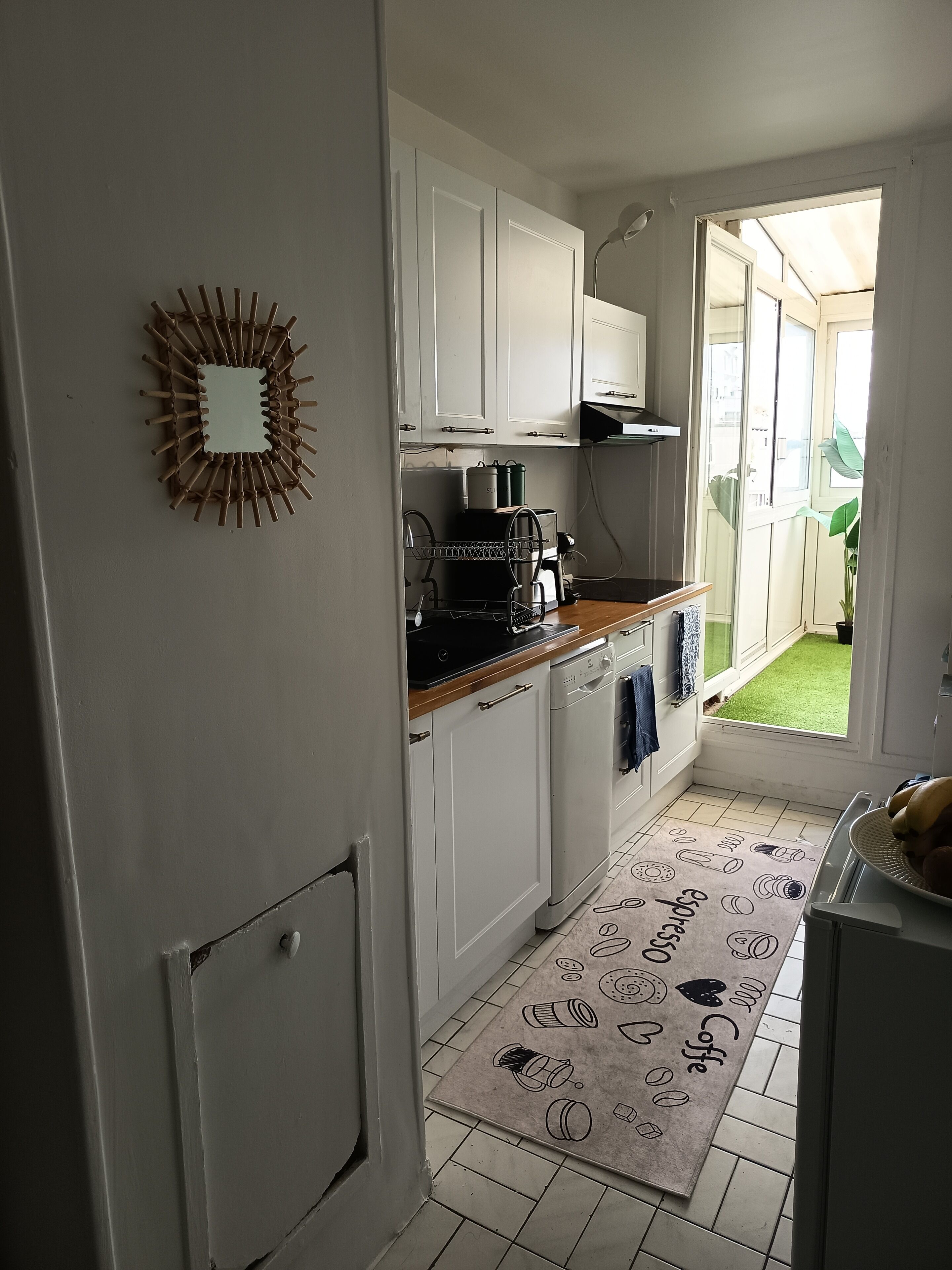 Ovn, kokeplater, oppvaskmaskin og papirhåndklær