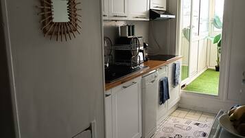 Four, plaque de cuisson, lave-vaisselle, serviettes en papier