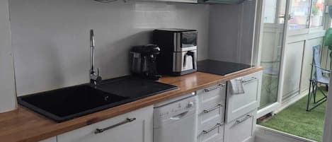 Un four, surface de cuisson, lave-vaisselle, essuie-tout