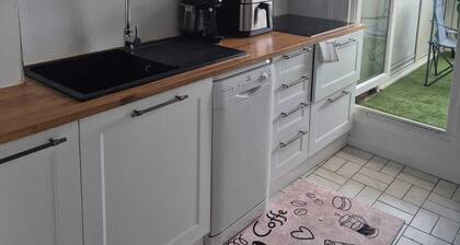 3 Bedroom Apartment with Balcony, Parking and Wi-Fi - Courcouronnes