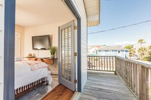 4 quartos, escrivaninha, ferros/tábuas de passar roupa