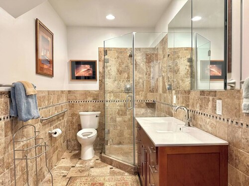 Spacious Downtown Spot-Sleeps 8!