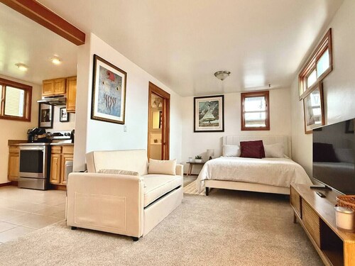 Historic Downtown Carriage House