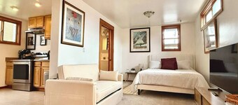 Historic Downtown Carriage House