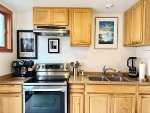 Stovetop, coffee/tea maker, cookware/dishes/utensils