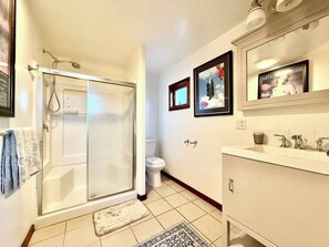 Hair dryer, towels - Historic Downtown Carriage House (Arcata)