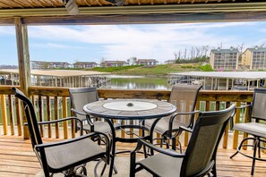 Outdoor dining - Waterfront 2BR/2BA Condo, Walk-Out Deck to Lake, Pools & Hot Tub (Village of Four Seasons)