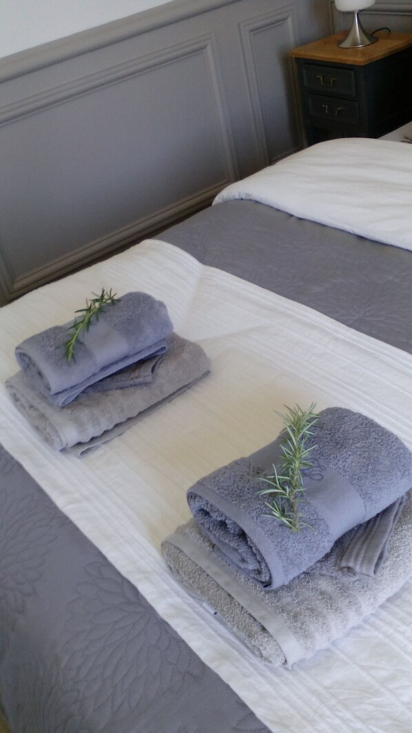 1 bedroom, bed sheets