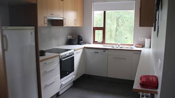 Een koelkast, een microgolfoven, een oven, een kookplaat