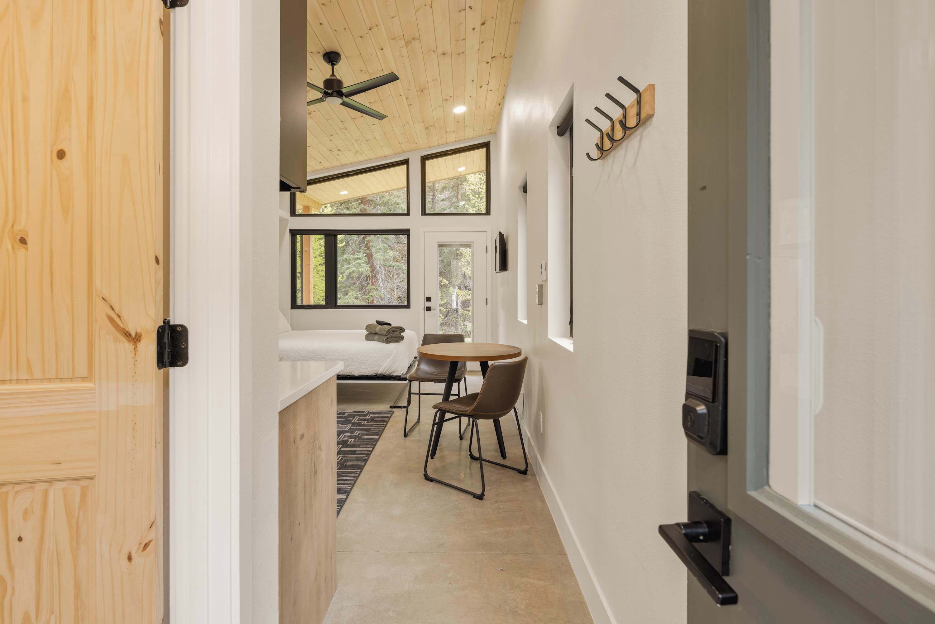 Silitysrauta/-lauta, Wi-Fi, vuodevaatteet