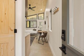 Tabla de planchar con plancha, wifi y ropa de cama