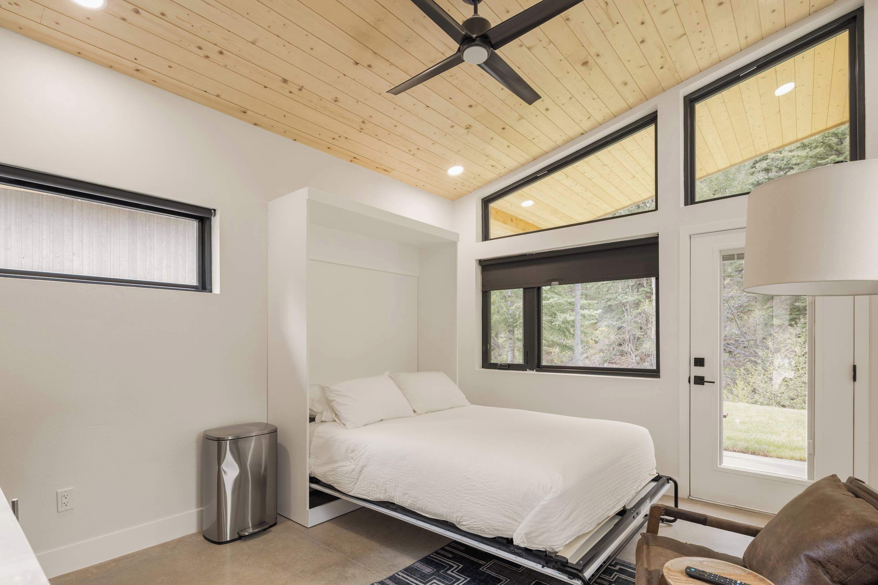 Silitysrauta/-lauta, Wi-Fi, vuodevaatteet