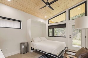 Iron/ironing board, WiFi, bed sheets - Studio Stay, Your Basecamp in Grant, Soak & Sweat (Grant)