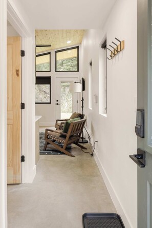 Interior - Studio Stay, Your Basecamp in Grant, Soak & Sweat (Grant)