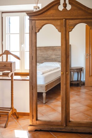 3 quartos, ferros/tábuas de passar roupa, berço de viagem