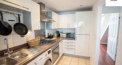 Cozy 2Bed Nr Heathrow & Windsor wParking | Sleep 6