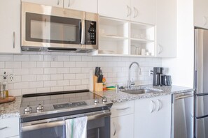 Réfrigérateur, four à micro-ondes, un four, surface de cuisson