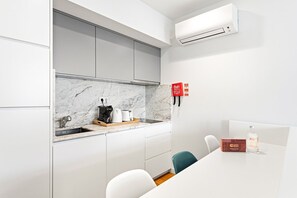 Microwave, oven, dishwasher, coffee/tea maker