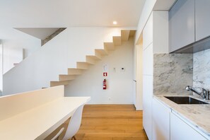 Mikrowelle, Ofen, Geschirrspüler, Wasserkocher mit Kaffee-/Teezubehör