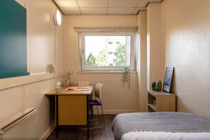 ห้องซิงเกิล, เตียงเดี่ยว 1 เต ียง, ปลอดบุหรี่, ห้องน้ำรวม | Wi-Fi ฟรี, ผ้าปูที่นอน