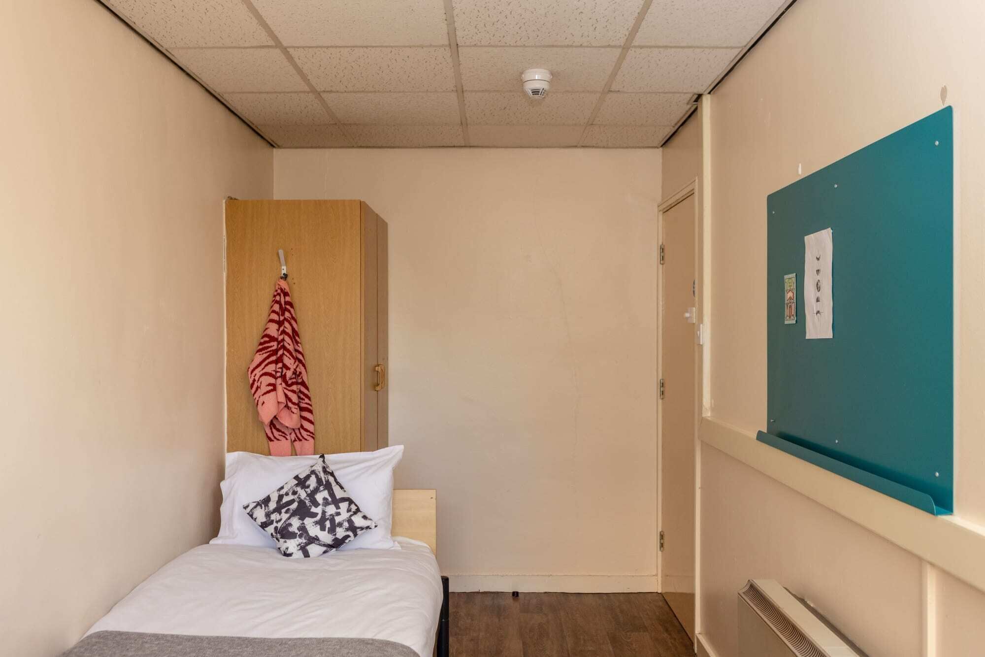 Habitación individual, 1 cama individual, para no fumadores, baño compartido | Wifi gratis y ropa de cama 