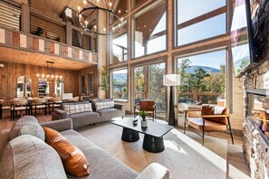Smart TV y chimenea 